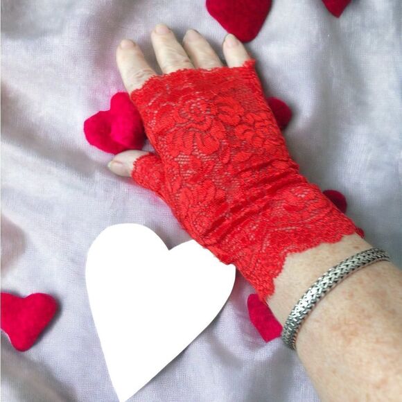 RED LACE FINGERLESS SLEEVE CUFFS - Picture 1 of 2